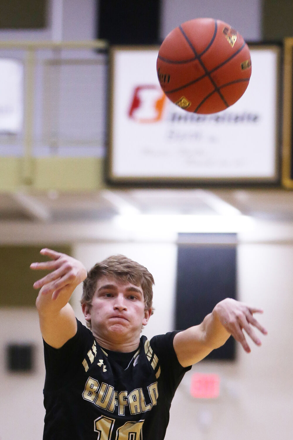 Taylor Swanston makes a pass to teammate